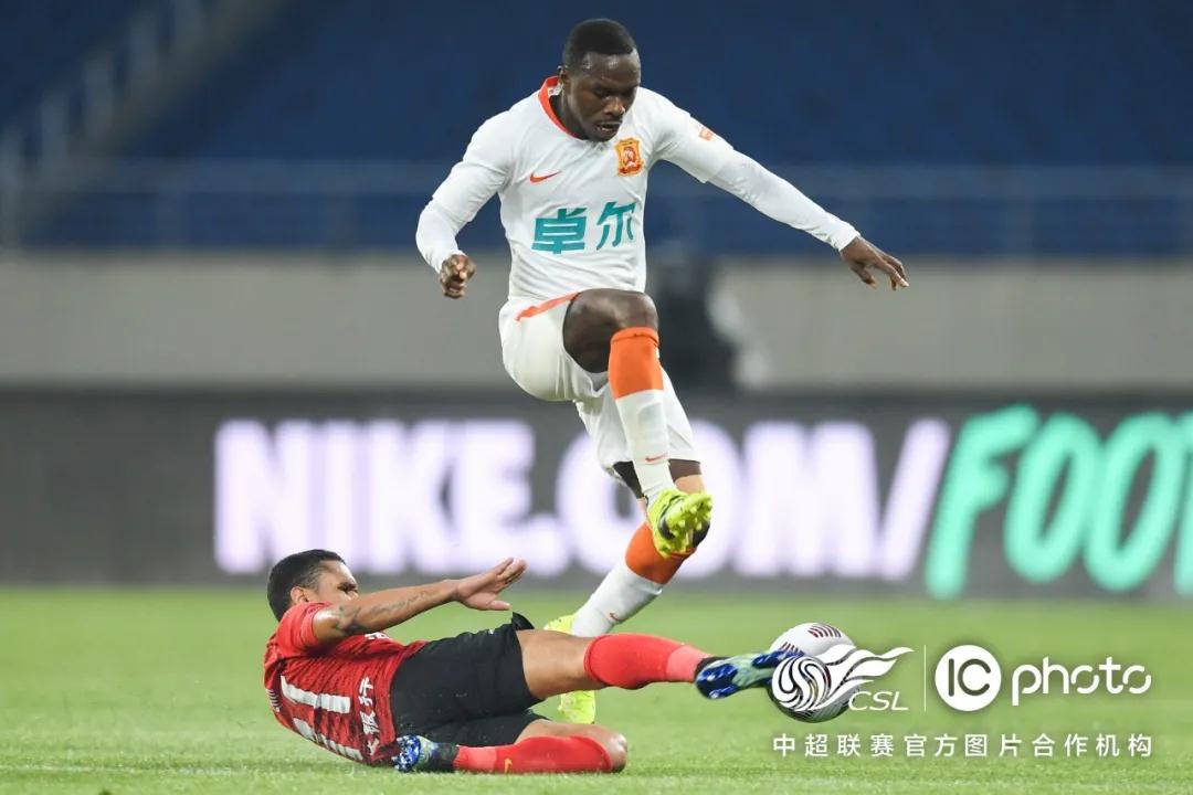 الاتحاد البرازيلي يقرر معاقبة اللاعبين الذين يقفون على الكرة ببطاقات صفراء